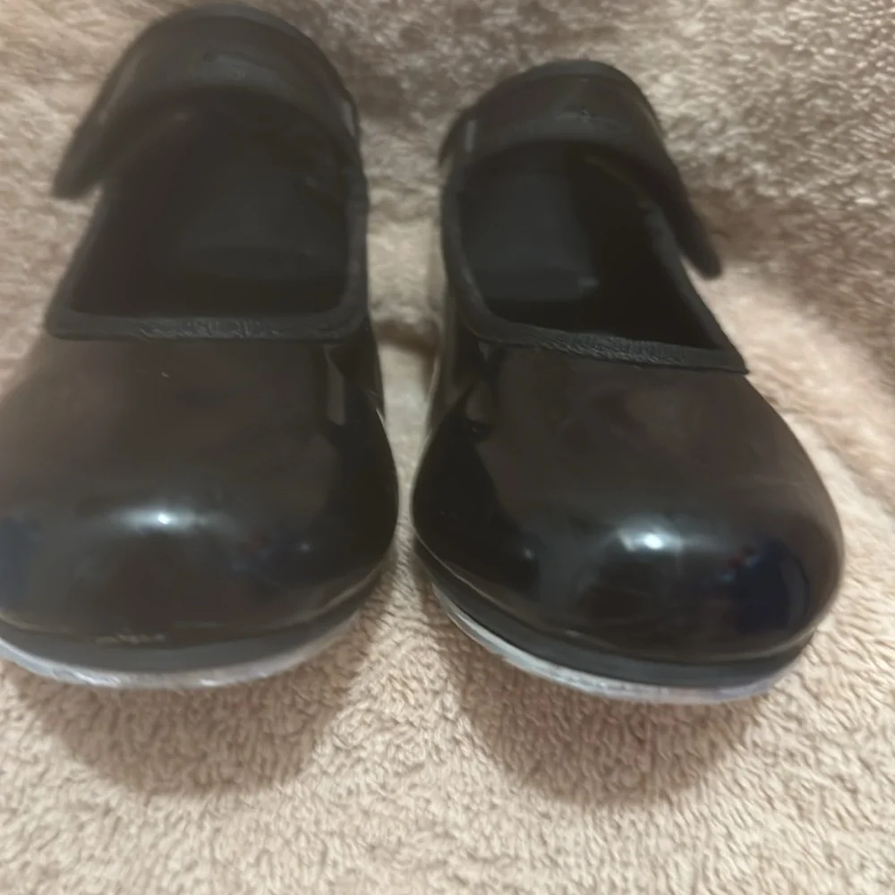 Girl’s Tap Shoes Black Patent Leather-self adjusting strap Size 10M